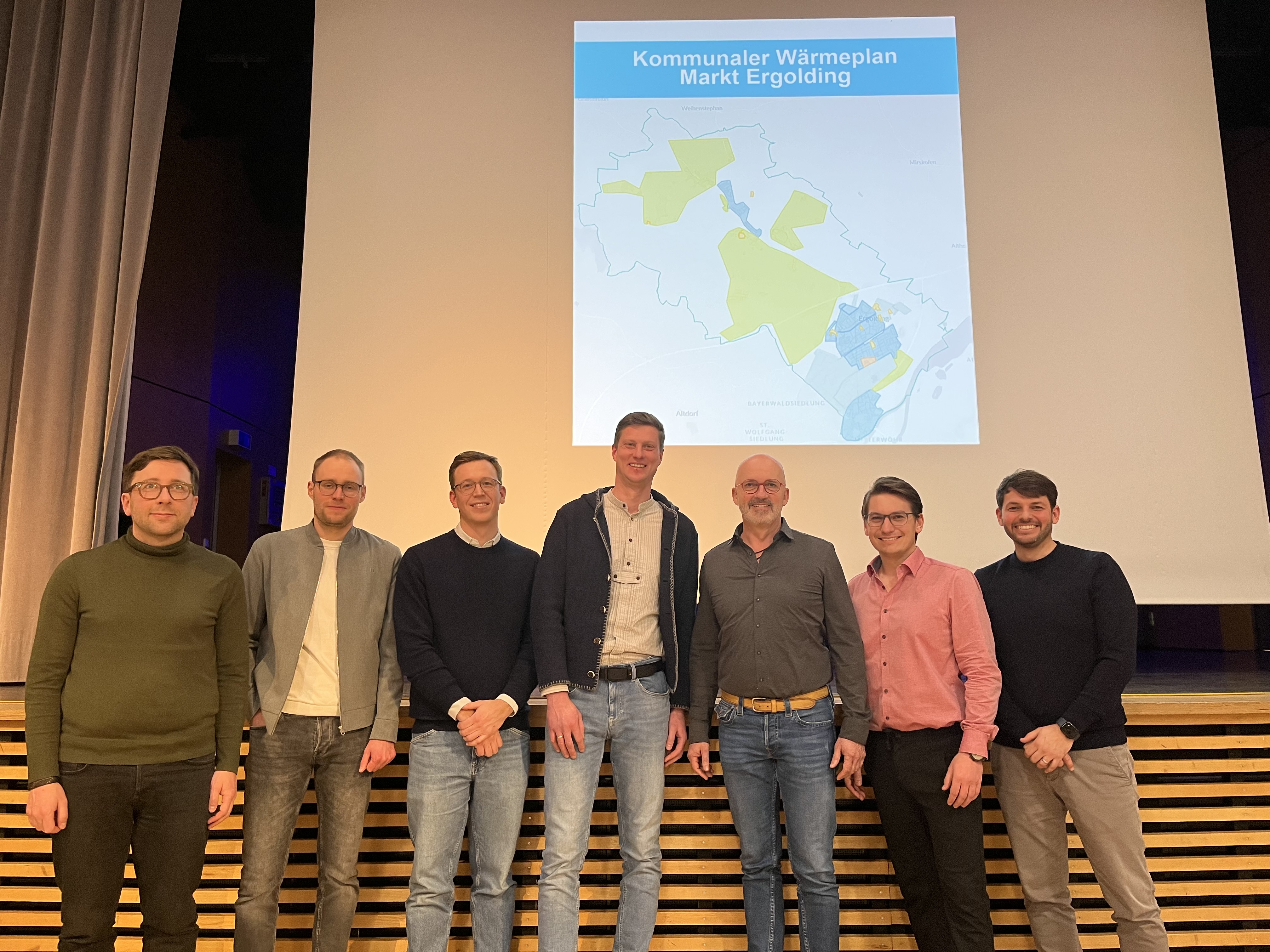 Vier Männer halten einen Spendenscheck der Energieversorgung Ergolding-Essenbach für den Hospizverein Landshut e.V. in der Hand