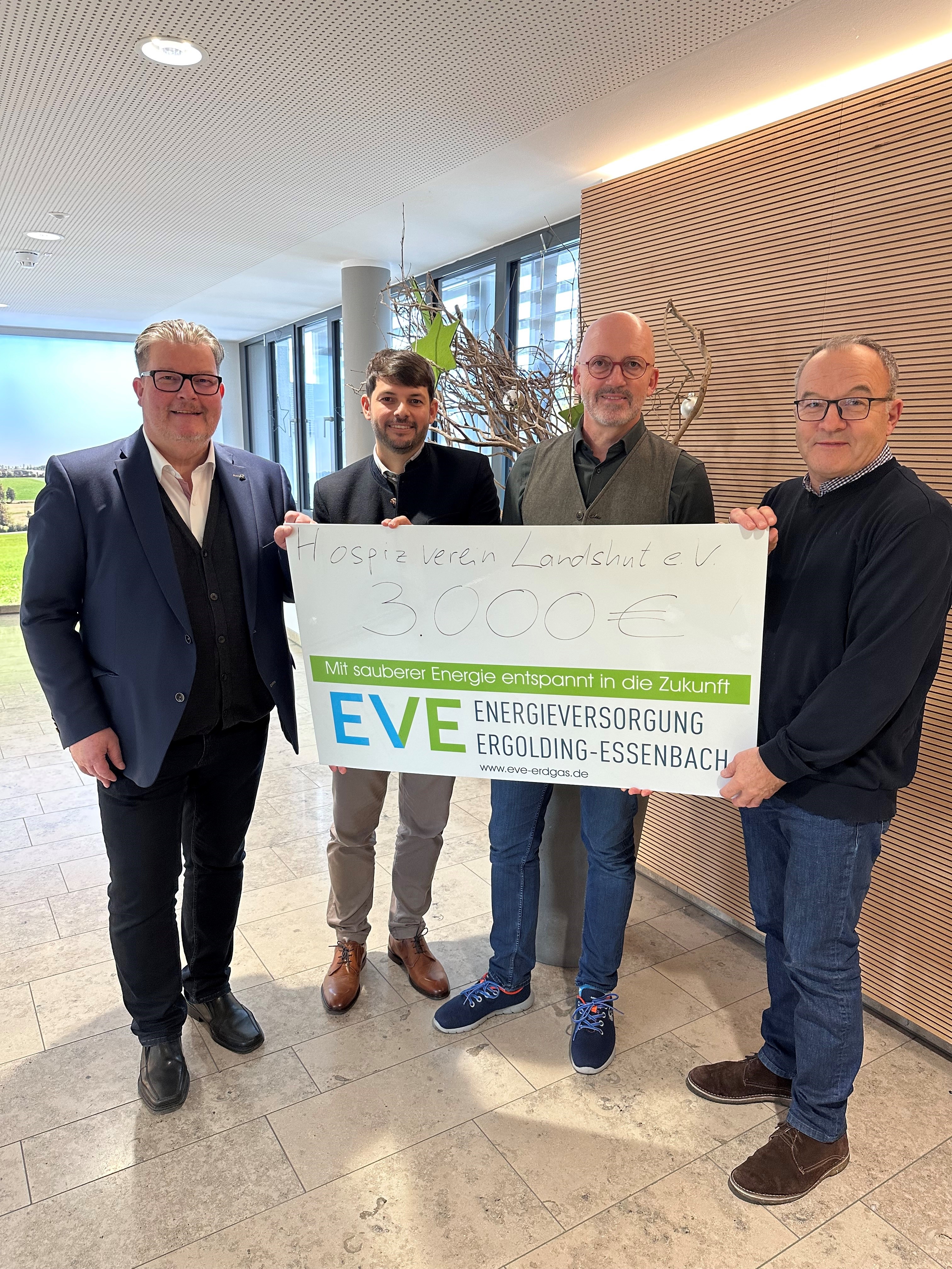 Vier Männer halten einen Spendenscheck der Energieversorgung Ergolding-Essenbach für den Hospizverein Landshut e.V. in der Hand