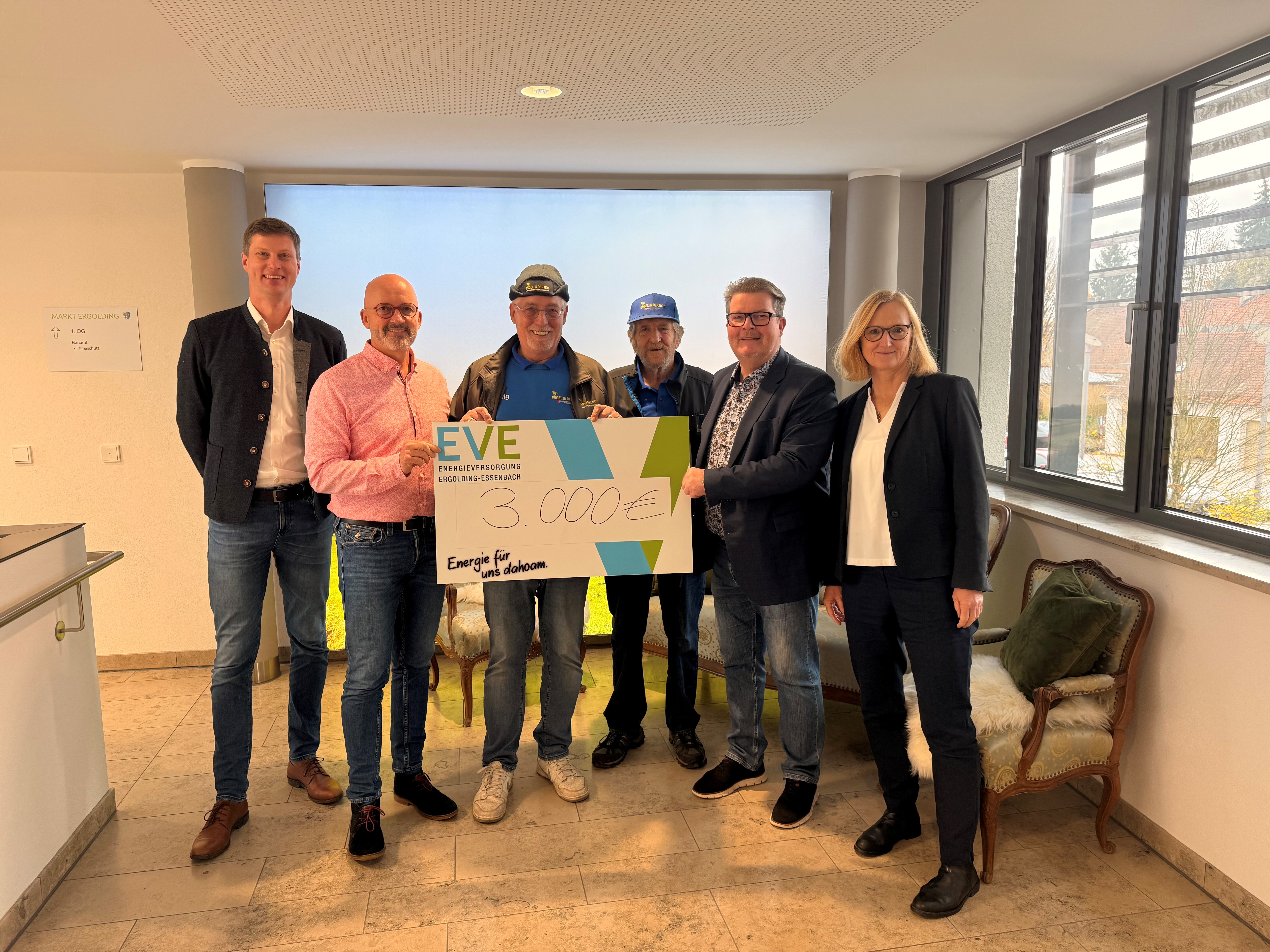 Fünf Männer stehen vor einer Karte von Markt Ergolding.