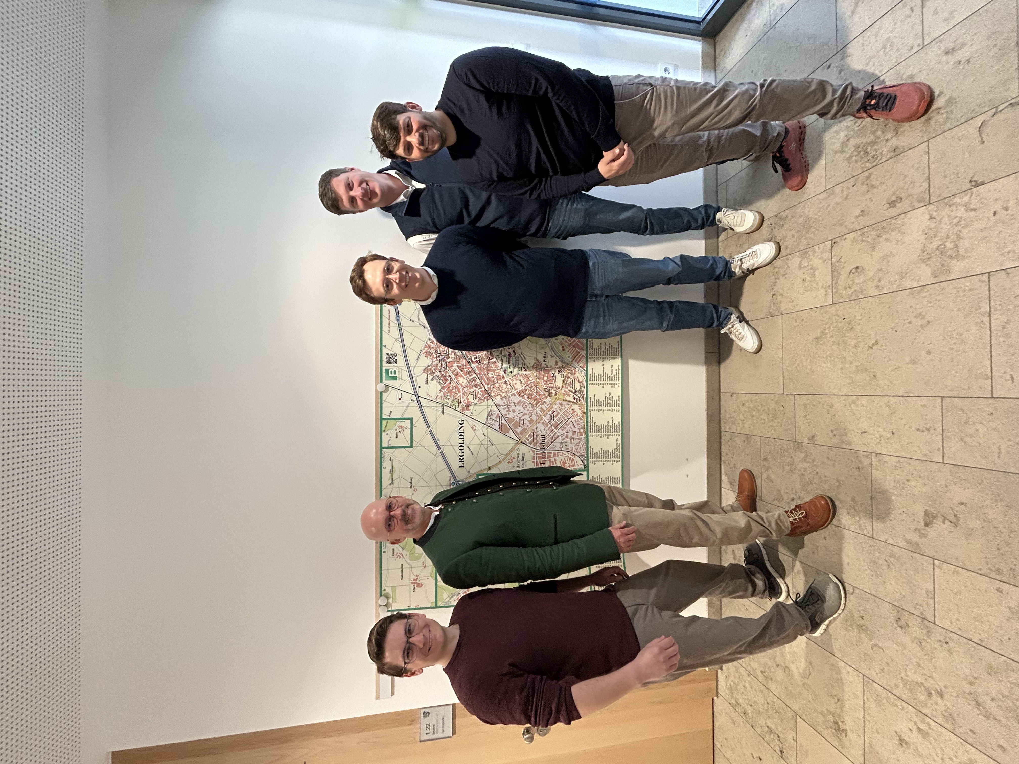 Fünf Männer stehen vor einer Karte von Markt Ergolding.